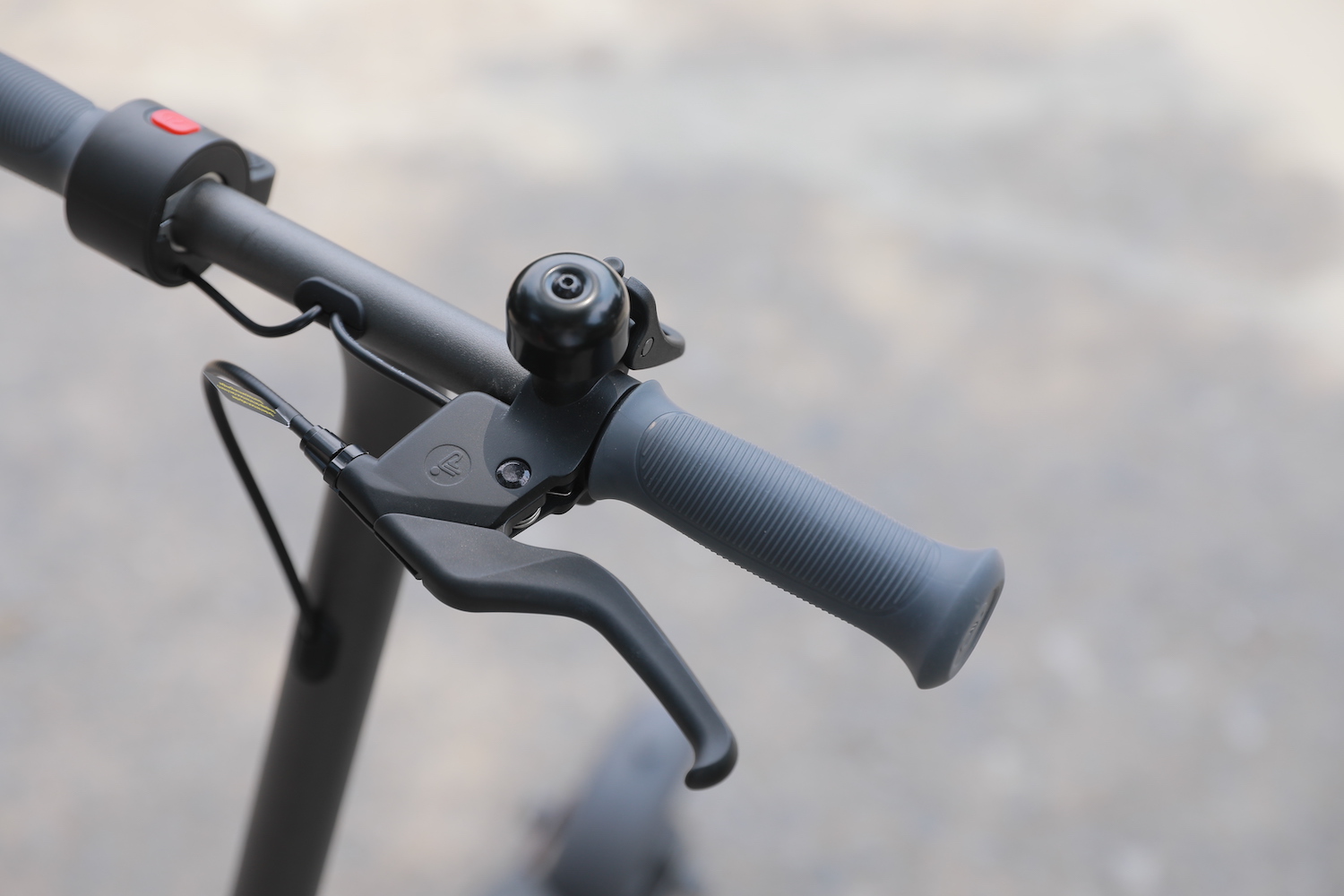 Ninebot eKickScooter ZING C20_Lifestyle pictures_Handlebar-bell-brake lever